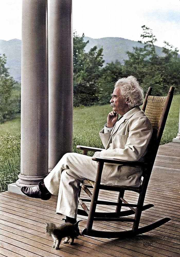 Mark Twain cats by his chair