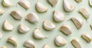 Can Cats Eat Garlic? (Or Is It Toxic For Kitties?) - We Love Cats and